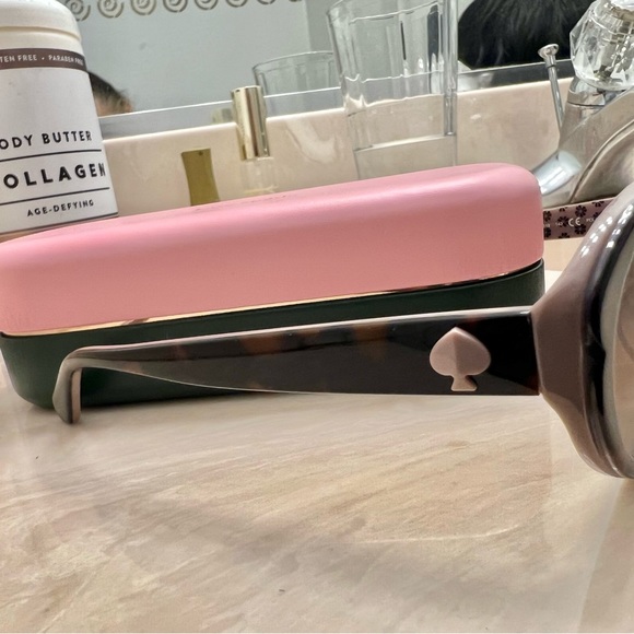 Kate spade sunglasses new in case. Just got in. come with a free designer gift - Picture 9 of 9